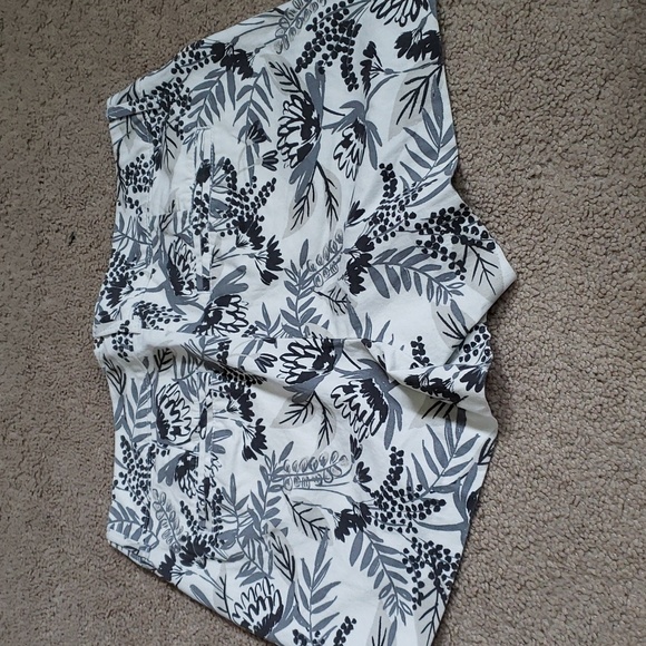 Old navy size 6 pixie shorts - Picture 4 of 4